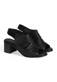 Zwarte leren open teen haksandalen met een geplooid ontwerp en een enkelbandje, voorzien van een blokhak en een gladde textuur.