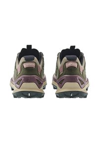 Ein Paar grüne und beige Wanderschuhe mit lila Akzenten, sichtbarem Profil der Laufsohle und Zugschlaufen, von hinten vor einem weißen Hintergrund gezeigt.