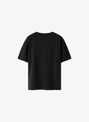 Czarny t-shirt z krótkim rękawem i okrągłym dekoltem, widoczny od tyłu na białym tle.