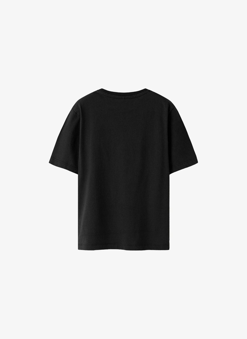 Juoda trumpomis rankovėmis marškinėliai su apvalia iškirpte, parodyti iš nugaros ant balto fono.