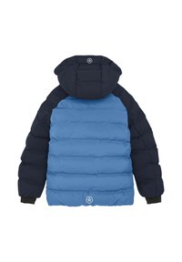 Daunenjacke mit blauem Körper und marineblauen Ärmeln sowie Kapuze. Strukturiere Oberfläche und sichtbare Nähte, Logo am Saum.