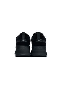 Sneaker nere con una parte superiore testurizzata, design elegante e accenti lucidi in contrasto. Il tallone presenta un marchio prominente e un tassello per il tallone.