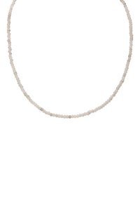 Ogrlica koja sadrži male, okrugle, neprozirne perle u raznim nijansama off-white boje, protkane sjajnim srebrnim akcentima.