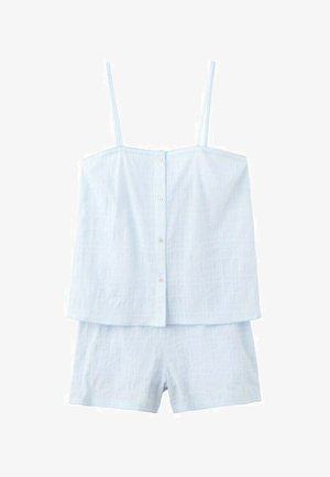 Top azzurro chiaro senza maniche con bottoni frontali e sottili bretelle, abbinato a pantaloncini coordinati in tessuto leggero a righe.