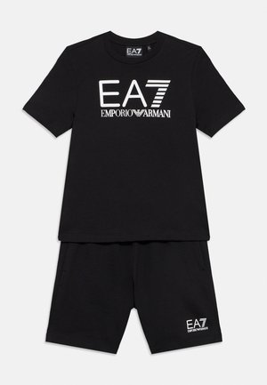 Černý krátký rukáv tričko a šortky set s bílým logem "EA7 Emporio Armani" vytištěným na hrudi a levé noze šortek.