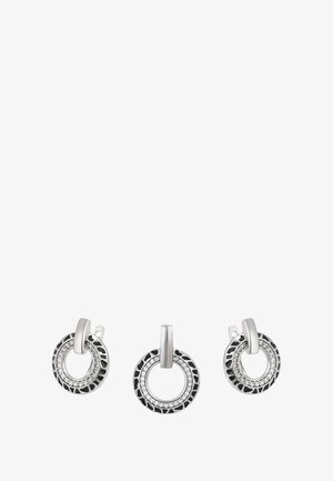 Orecchini circolari in argento e pendente abbinato con accenti in smalto nero e anello interno di pietre trasparenti scintillanti.