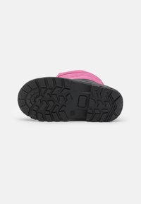 Scarpa in tessuto rosa con suola nera in gomma, caratterizzata da un motivo a trama testurizzata per aderenza e un colletto imbottito per il comfort.