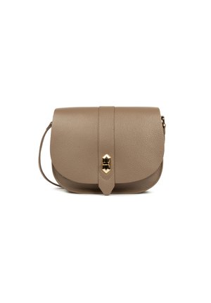 Borsa a tracolla in pelle beige con chiusura a pattina, hardware dorato e finitura texturizzata. Presenta una tracolla rimovibile.
