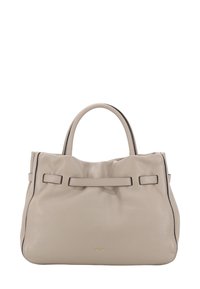 Borsa a tracolla in pelle beige con una consistenza morbida, forma strutturata, due manici corti e rifiniture nere lungo i bordi. Dettaglio del logo dorato visibile.