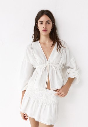 PULL&BEAR RUFFLED SKORT - Pantaloni scurți - white