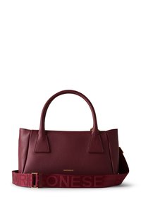 Burgunderfarbene Lederhandtasche mit strukturiertem Finish, doppelten Obergriffen und einem breiten Tragegurt mit eingeprägtem Logo. Quadratische Form mit goldenen Akzenten.