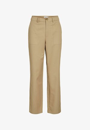 Bézs egyenes szárú nadrág magas derékkal, elöl felvarrt zsebekkel, övbujtatókkal és gombos záródással.