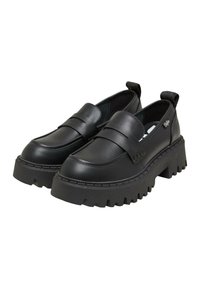 Bottes noires à enfiler en cuir lisse, dotées d'une semelle épaisse et texturée, de sangles avant superposées et d'une boucle pour un enfilage facile.