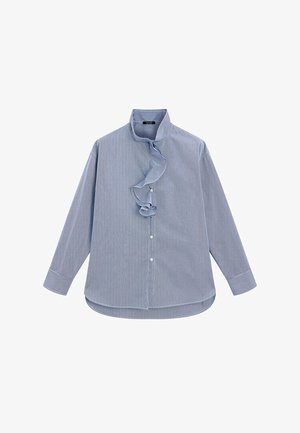 Hellblaues Langarmhemd mit kleinen weißen Streifen, hohem Kragen, durchgehender Knopfleiste und Rüschendetails entlang der Knopfleiste.