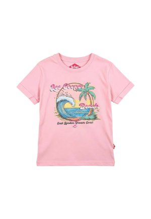 T-shirt rose à manches courtes avec un motif de plage montrant une vague, des palmiers, un coucher de soleil, et le texte "Lee Cooper Beach" et "East London Dream Coast."