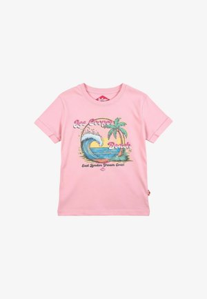 T-shirt rose à manches courtes avec un motif de plage montrant une vague, des palmiers, un coucher de soleil, et le texte "Lee Cooper Beach" et "East London Dream Coast."