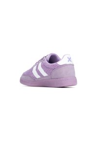 Zapatilla de ante morado con acentos de franjas blancas, upper texturizado y suela de goma. Cuenta con un collar acolchado y un logo en el talón.