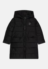 Manteau noir matelassé avec une capuche, doté d'une fermeture éclair, de deux poches avant et d'un logo sur la poitrine. Texture lisse et design matelassé.