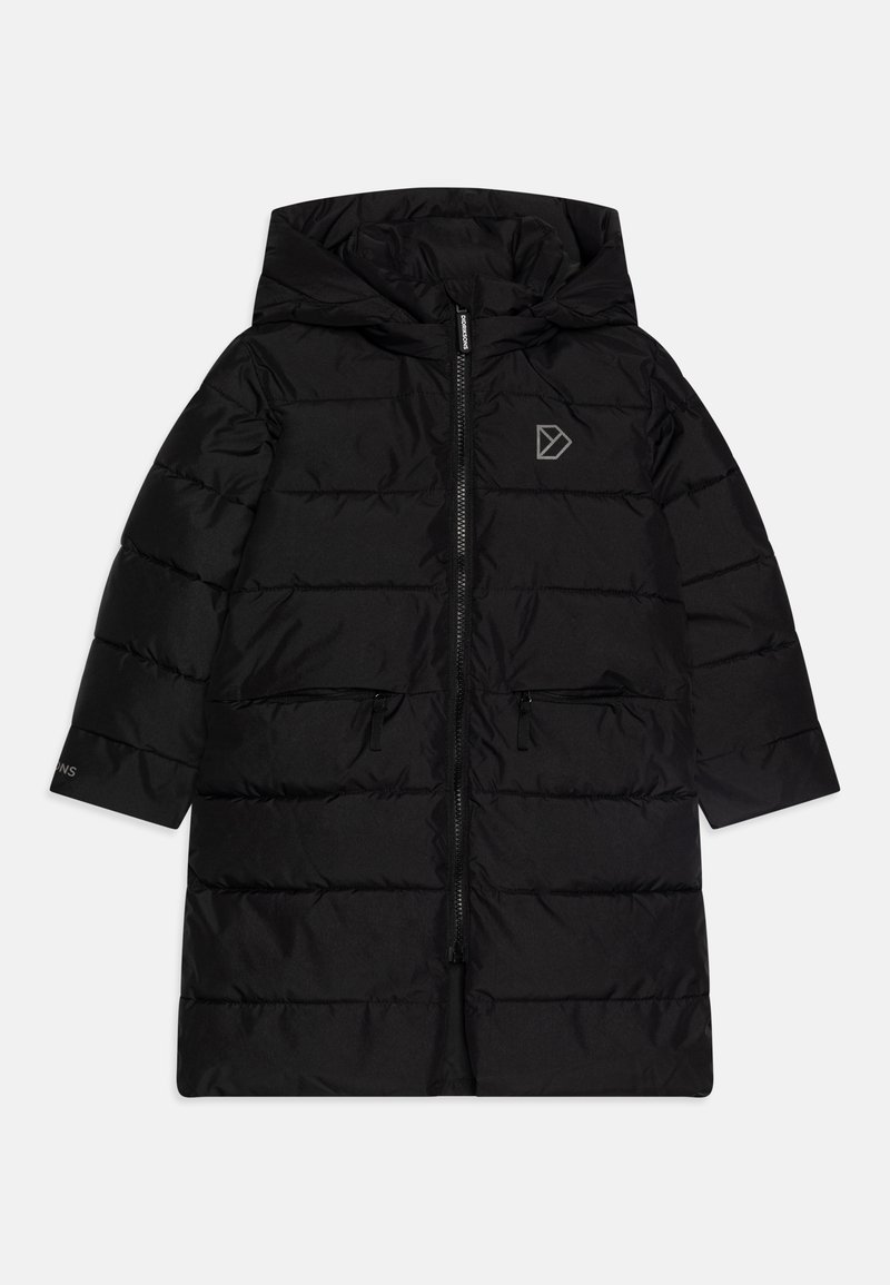 Manteau noir matelassé avec une capuche, doté d'une fermeture éclair, de deux poches avant et d'un logo sur la poitrine. Texture lisse et design matelassé.