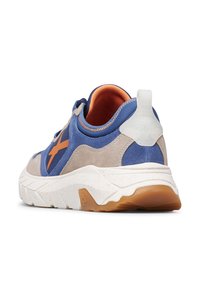 Basket bleu et beige avec un dessus en suede perforé, doublure orange, semelle intermédiaire blanche avec des éclaboussures et un onglet de talon translucide.