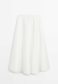 Une jupe évasée longueur genou en tissu blanc à texture lisse, dotée d'une ceinture élastique et d'un design ample et fluide.