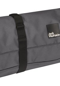 Grijze roll-top tas met een textuurafwerking, vastgezet door een zwarte band. Bevat een zichtbaar Jack Wolfskin-logo op een rechthoekig label.