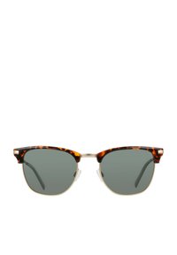 Schildpadzonnebril met groene glazen, metalen brug en transparante neuskussens. Voorzien van een hoekig frame en patroon op de slapen.