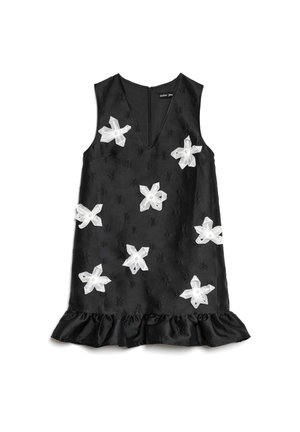 Rochie neagră fără mâneci, cu decolteu adânc în V, împodobită cu aplicații florale albe și miez de perlă, având tiv cu volane.