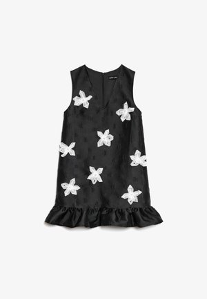 Rochie neagră fără mâneci, cu decolteu adânc în V, împodobită cu aplicații florale albe și miez de perlă, având tiv cu volane.