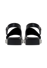 Czarne skórzane sandały z regulowanym zapięciem, otwartym tyłem i szerokimi paskami. Posiadają solidną czarną platformę dla stabilności.