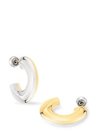 Gold- und Silberohrringe mit einem geschwungenen, dreidimensionalen Design, polierter Oberfläche und einer Mischung aus glatten und strukturierten Flächen.