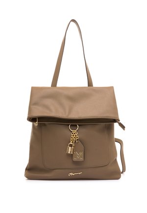 Borsa a mano in pelle marrone con patta pieghevole, catena dorata e ciondolo a forma di lucchetto, tracolla singola e tasca frontale con dettaglio logo.