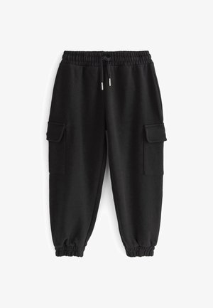 Sorte cargo sweats med elastisk talje, snøre, sidelommer med klap og elastiske manchetter, vist på hvid baggrund.