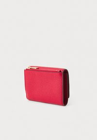 Porrtefeu roșu din piele cu un finisaj texturat, având închidere cu fermoar și formă compactă, rectangulară. Accesorizat cu detalii aurii.