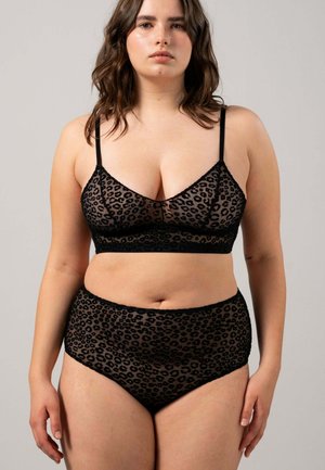 Zwarte netstof bralette en high-waisted slips met een luipaardprintpatroon, voorzien van dunne bandjes en kanten afwerking.