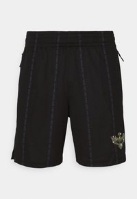 Shorts neri in rete con vita regolabile tramite cordino, caratterizzati da motivi di testo blu verticali e un emblematico aquila dorata sulla gamba sinistra.
