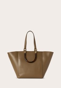 Borsa a spalla in pelle marrone con una forma angolare, dotata di due lunghe maniglie e un accento arrotondato in plastica scura nella parte superiore.