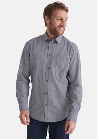 Schwarz-weißer Karohemd mit Button-down-Kragen, langen Ärmeln und abgerundetem Saum, aus einem leichten Stoff gefertigt.