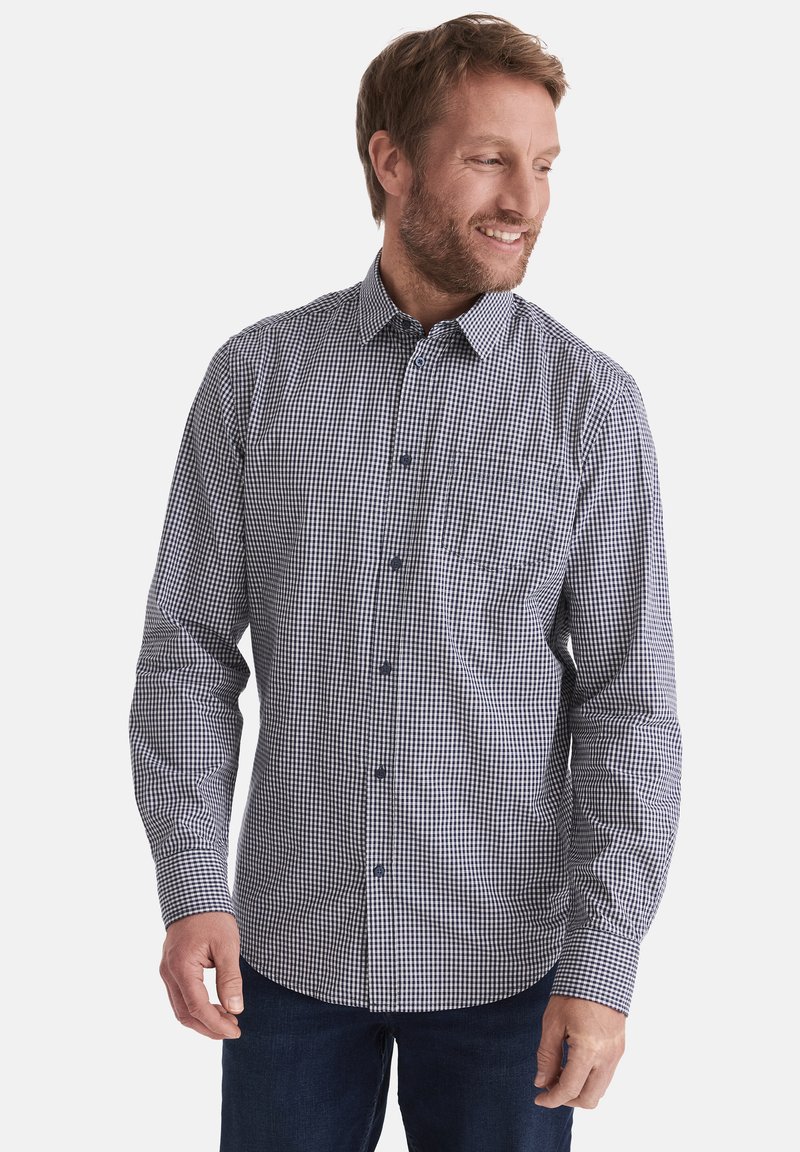 Schwarz-weißer Karohemd mit Button-down-Kragen, langen Ärmeln und abgerundetem Saum, aus einem leichten Stoff gefertigt.