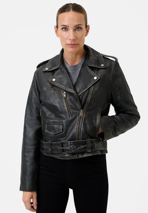 Giubbotto da moto in pelle nera con accessori in argento, dotato di una vita con cintura, diverse tasche con zip e un classico colletto a risvolto.