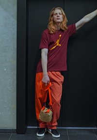 Jordan JUMPMAN SS CREW - T-shirt estampada - cherrywood red/taxi