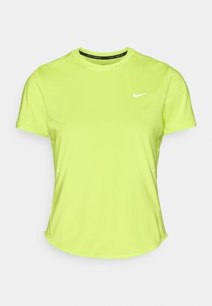 Krátký rukáv, jasně neonově žluté sportovní tričko Nike s kulatým výstřihem, hladkým povrchem a malým bílým logem na hrudi.