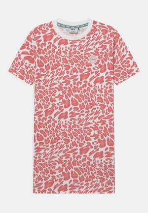 Camiseta de manga corta en blanco con un patrón de leopardo rojo y rosa, con cuello redondo y un pequeño logo de FILA en el pecho.