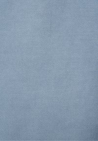 Vaaleansininen kangas, jossa on vinokudontakuvio, joka esittää hienoja rinnakkaisia uurteita ja viivoja.