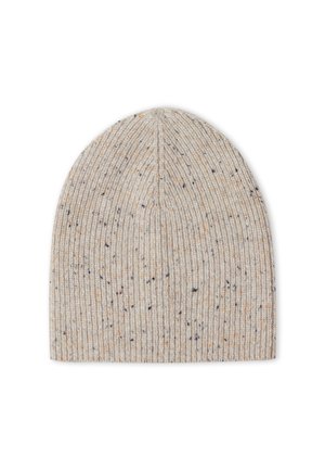 Bonnet en tricot de couleur beige clair, parsemé de taches plus foncées et d'accents orange. Présente une texture côtelée et un sommet arrondi.