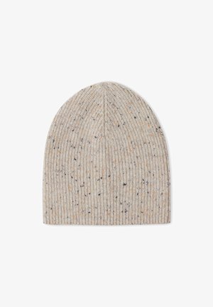 Bonnet en tricot de couleur beige clair, parsemé de taches plus foncées et d'accents orange. Présente une texture côtelée et un sommet arrondi.