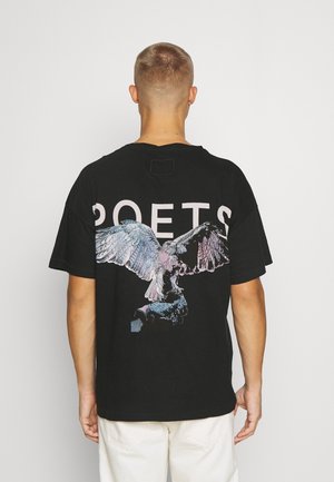 Schwarzes T-Shirt mit großem, mehrfarbigem Adlergrafik mit ausgebreiteten Flügeln, darüber der Schriftzug "POETS" und einem lockeren Schnitt.