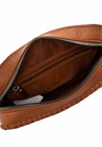 Borsa a tracolla in pelle marrone con un'esterno testurizzato, apertura con zip e tasca interna, dotata di uno sfondo in tessuto liscio e dettagli di cucitura.