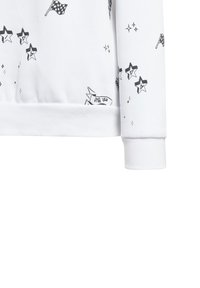 Felpa bianca con stampe di una stella nera e di una bandiera a scacchi. Presenta polsini e orlo a coste, una texture morbida e un design casual.