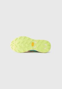 Vibram-loopzool met een helder geel-groene basis, voorzien van gestructureerde looppatronen voor grip en tractie, ontworpen voor outdoor-schoenen.